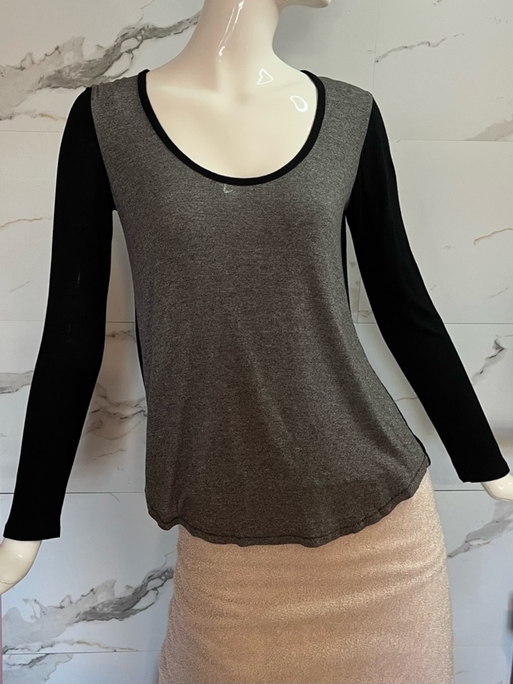 ✨ 3/$30 Wilfred Free Aritzia Long Sleeve Colorblock Top Black & Gray Size XXS
